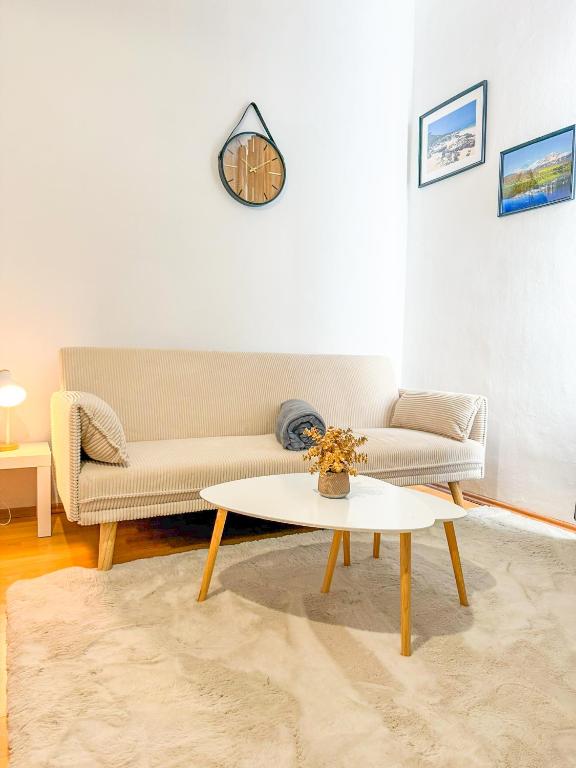 Serenity Apartments Komfort Wohnzimmer in Leoben Gastgeber am Murradweg Etappe 5 2025